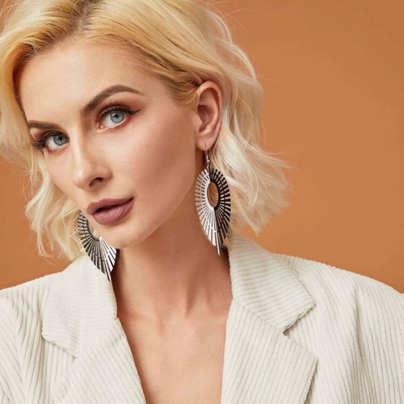 3/$30 🖤 Two Tone Geometric Earrings - Picture 4 of 5